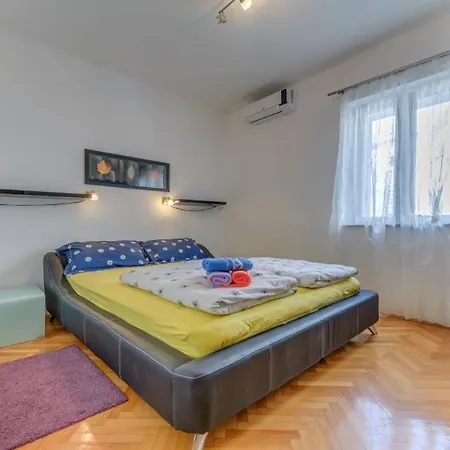 In Arbanija With Sea View, Terrace, Air Conditioning, Wifi 5138-2 아파트 트로기르